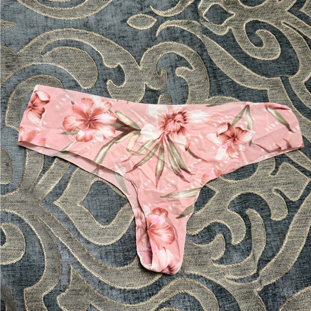Victoria secret thong size S 
Brand new with tag